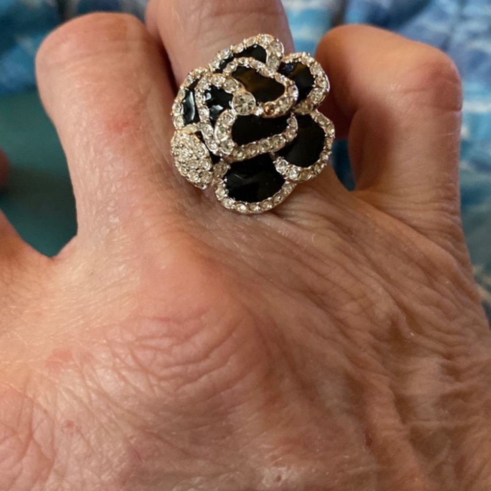 Joan Rivers created this ring many memories with this ring SIZE 6